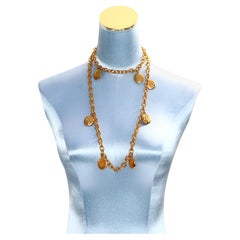 Vintage Chanel Disco de Oro Chanel y Coco en Collar Largo Circa 1980s
