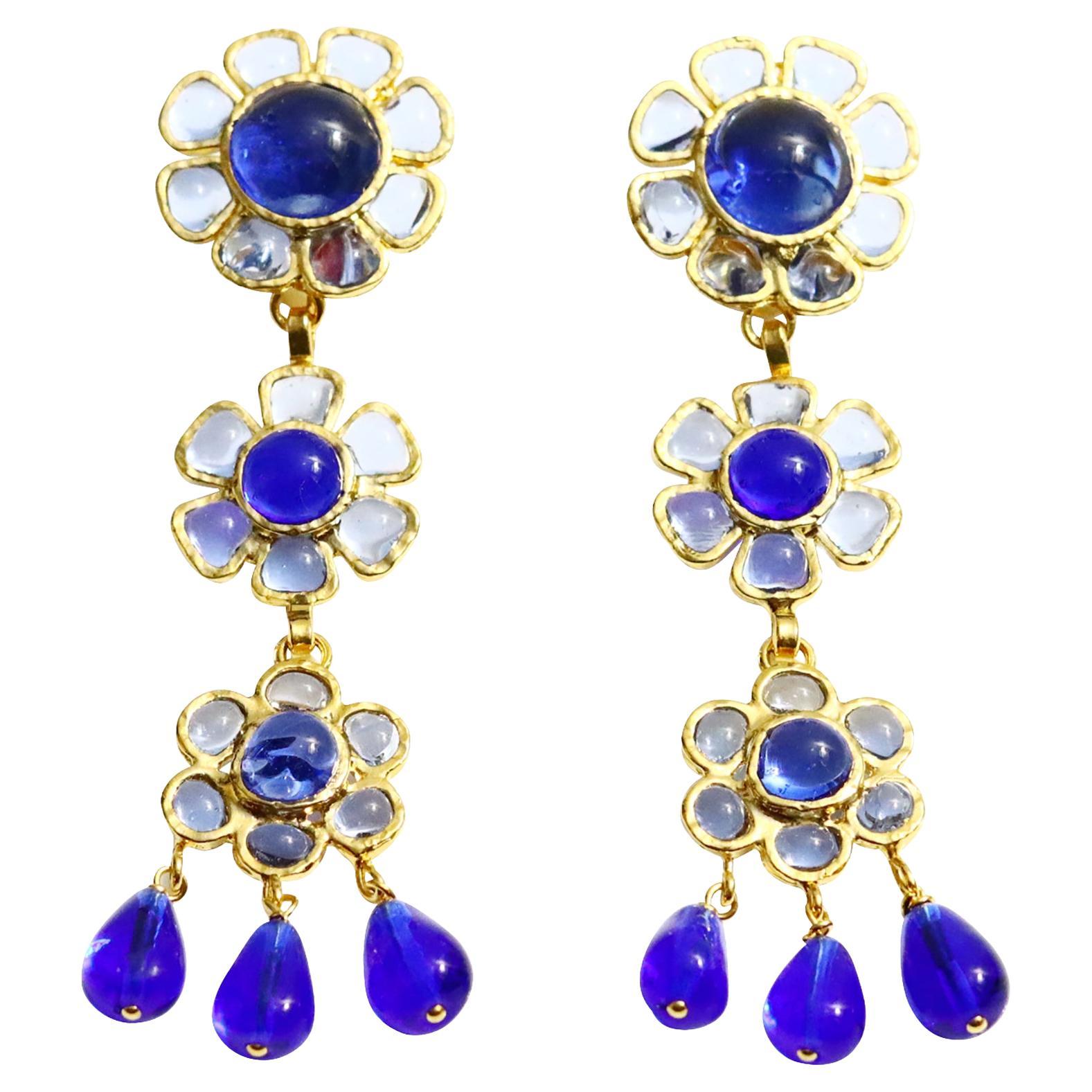 Maison Gripoix Boucles d'oreilles pendantes en forme de fleurs bleu et bleu clair Circa 1980 en vente