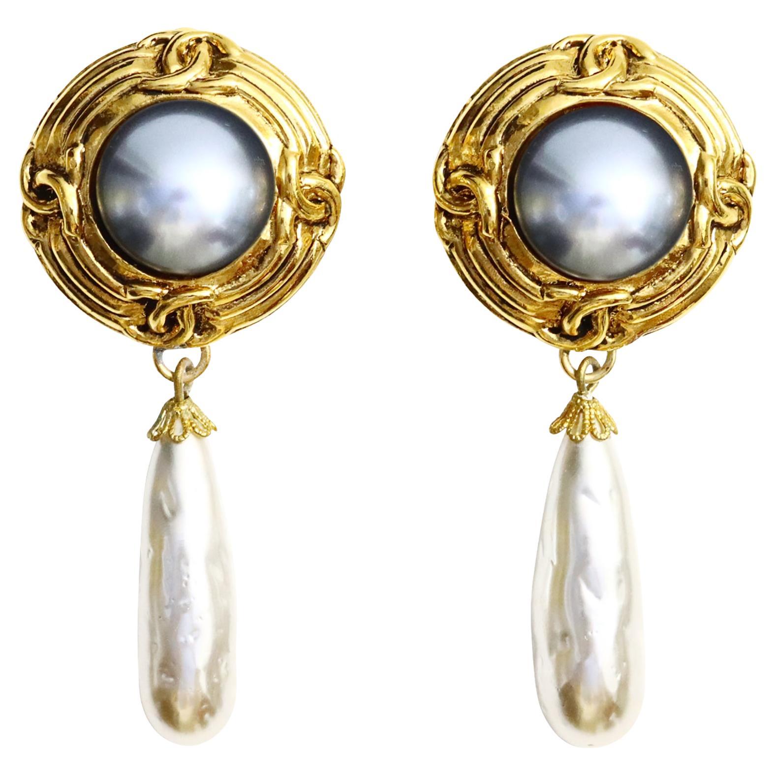 Vintage  Pendientes colgantes franceses de perla de imitación tono dorado gris y marfil Circa años 80 en venta