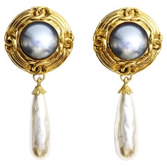 Vintage  Pendientes colgantes franceses de perla de imitación tono dorado gris y marfil Circa años 80