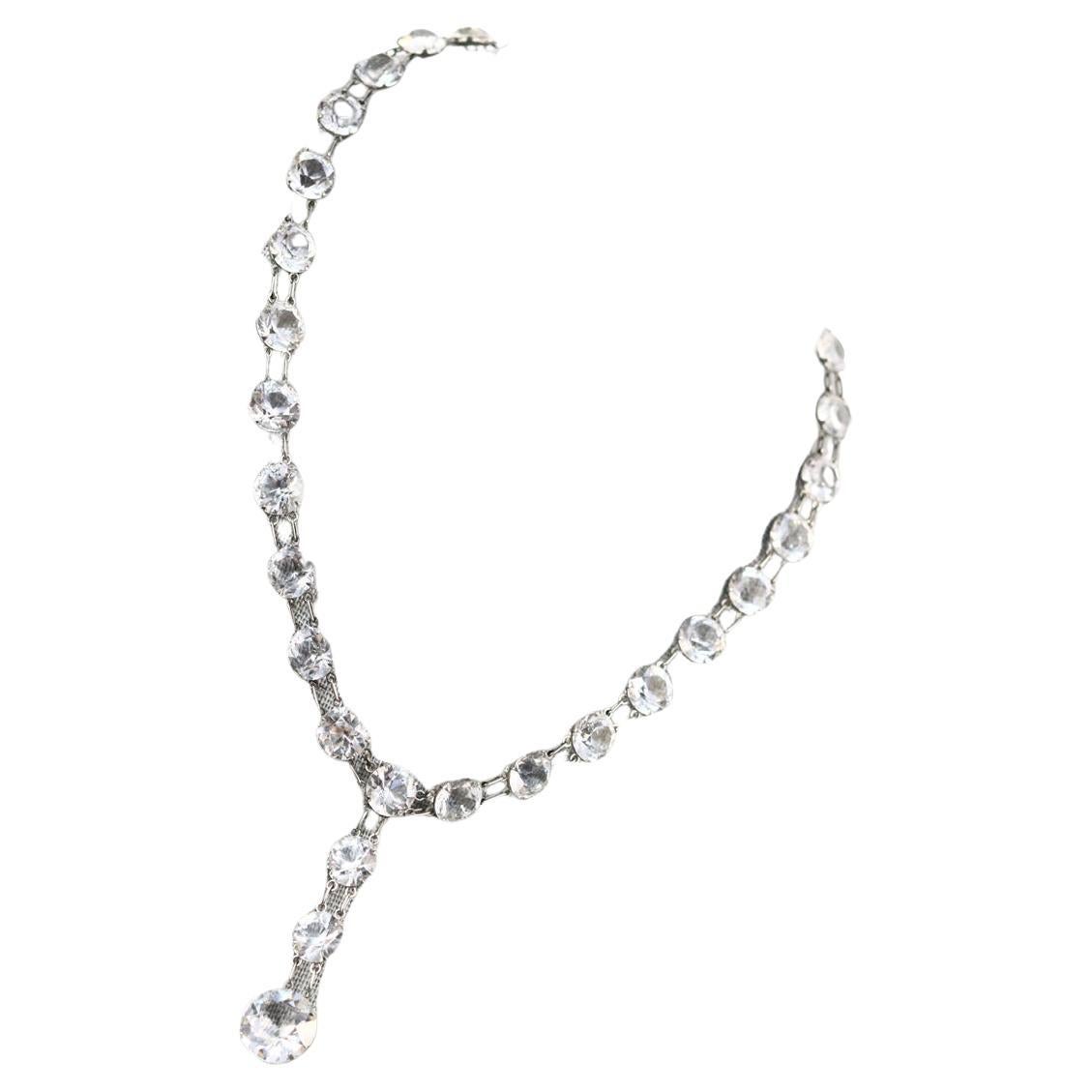 Collana di cristalli aperta e vintage con pezzo pendente. I cristalli sono incastonati in una base argentata con doppie maglie che li tengono in posizione.  Assomigliano a diamanti sulla pelle e sono davvero magnifici. I più grandi commercianti