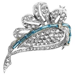 Spilla vintage a forma di foglia di diamante con pavé e baguette blu, circa anni '60