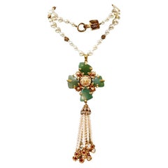 Perla Chanel Couture da collezione con croce verde e perle pendenti Circa 2005