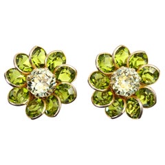 Pendientes vintage de cristal vertido en tono dorado verde con flor de diamante Circa años 60