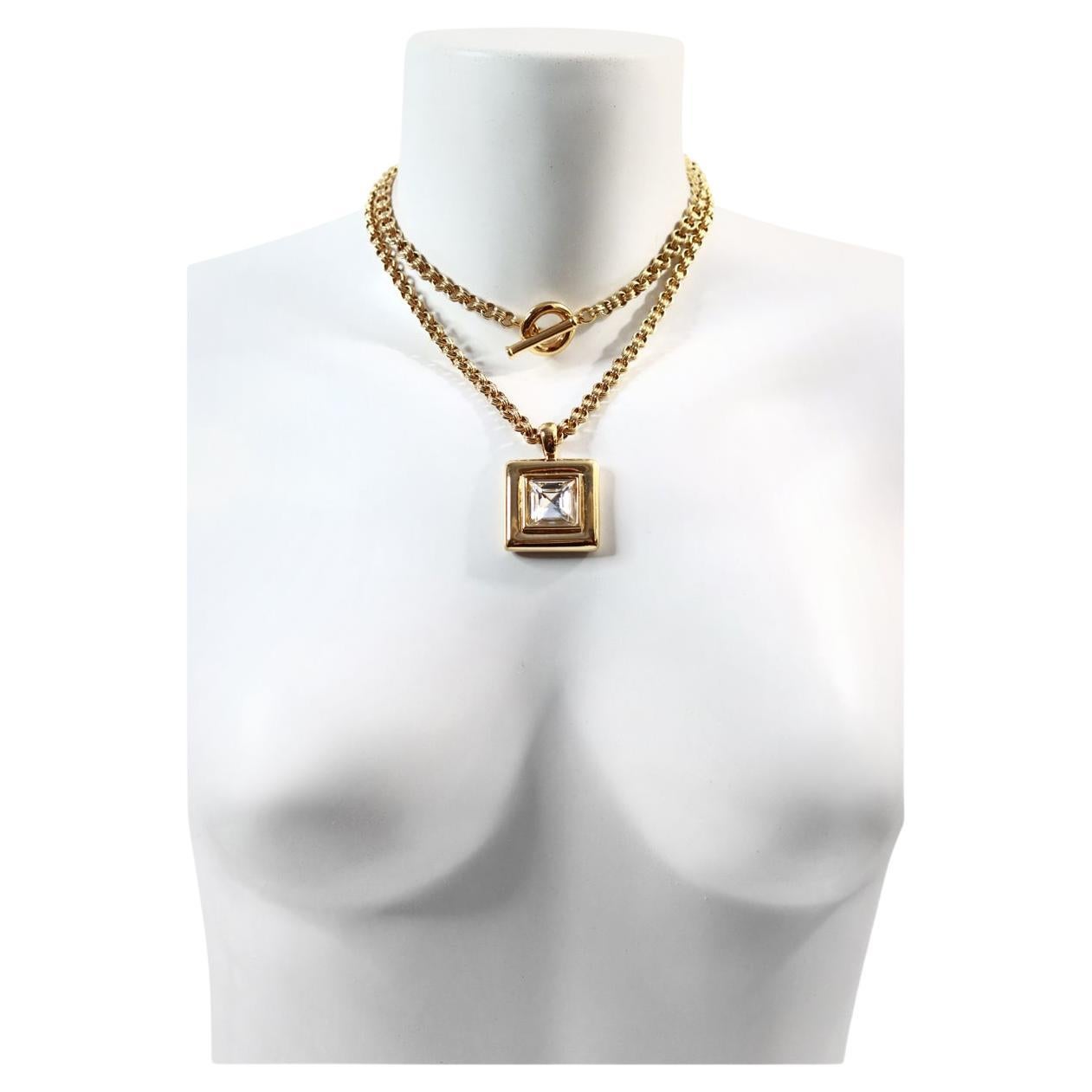Vintage Givenchy Link Chain with Dangling Drop Necklace Circa 1980s. La fermeture à genouillère offre une large gamme d'options.  Portez-la longuement ou enroulée avec le fermoir sur le devant ou dans le dos. Un look classique signé Givenchy.  La