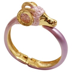 Pulsera vintage Carolee en tono dorado y rosa con cabeza de carnero, circa años 80