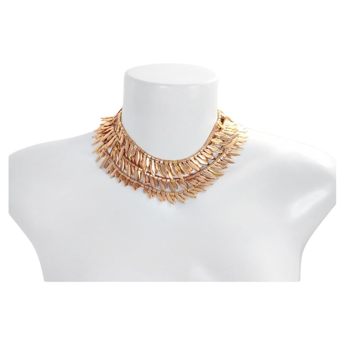 Vintage A. Klein - Collana lunga in tonalità oro simile a una freccia o a una piuma. Come mostrato nelle mie foto, questa collana può essere indossata raddoppiata, triplicata o raddoppiata con la collana contro il collo. Anne Klein è stata la
