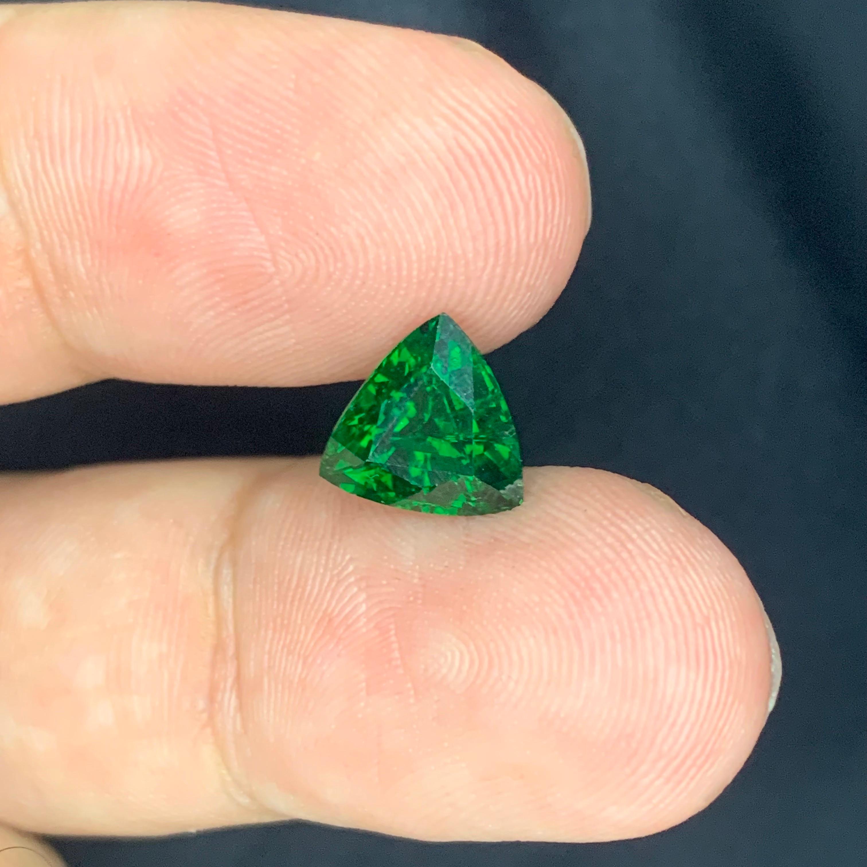 Gemma di granato tsavorite verde intenso 3,05 carati Greene & Greene per anelli In condizioni Nuovo in vendita a Bangkok, TH