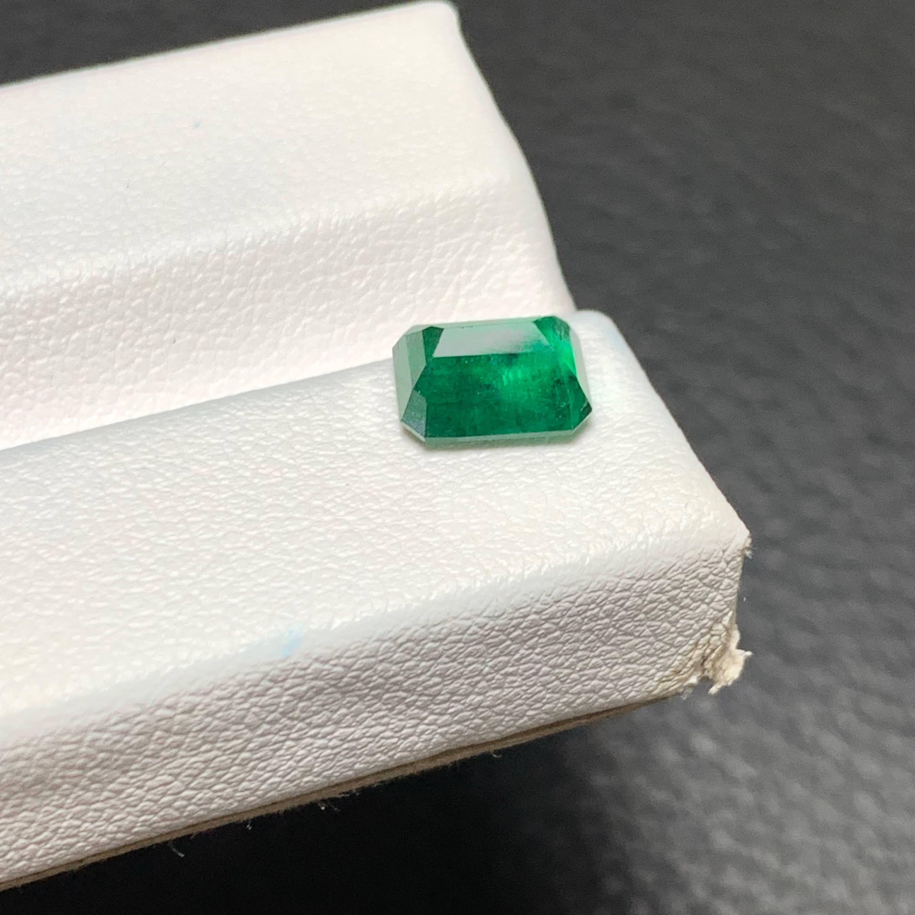 Gewicht 1,40 Karat
Abmessungen 7.6x6x4.2mm
Behandlung Keine
Herkunft Pakistan
Klarheit SI 
Form Schliff Smaragd
NA



Dieser 1,40 Karat schwere, natürliche Smaragd-Edelstein ist ein leuchtend grüner Schatz, der aus der berühmten smaragdreichen