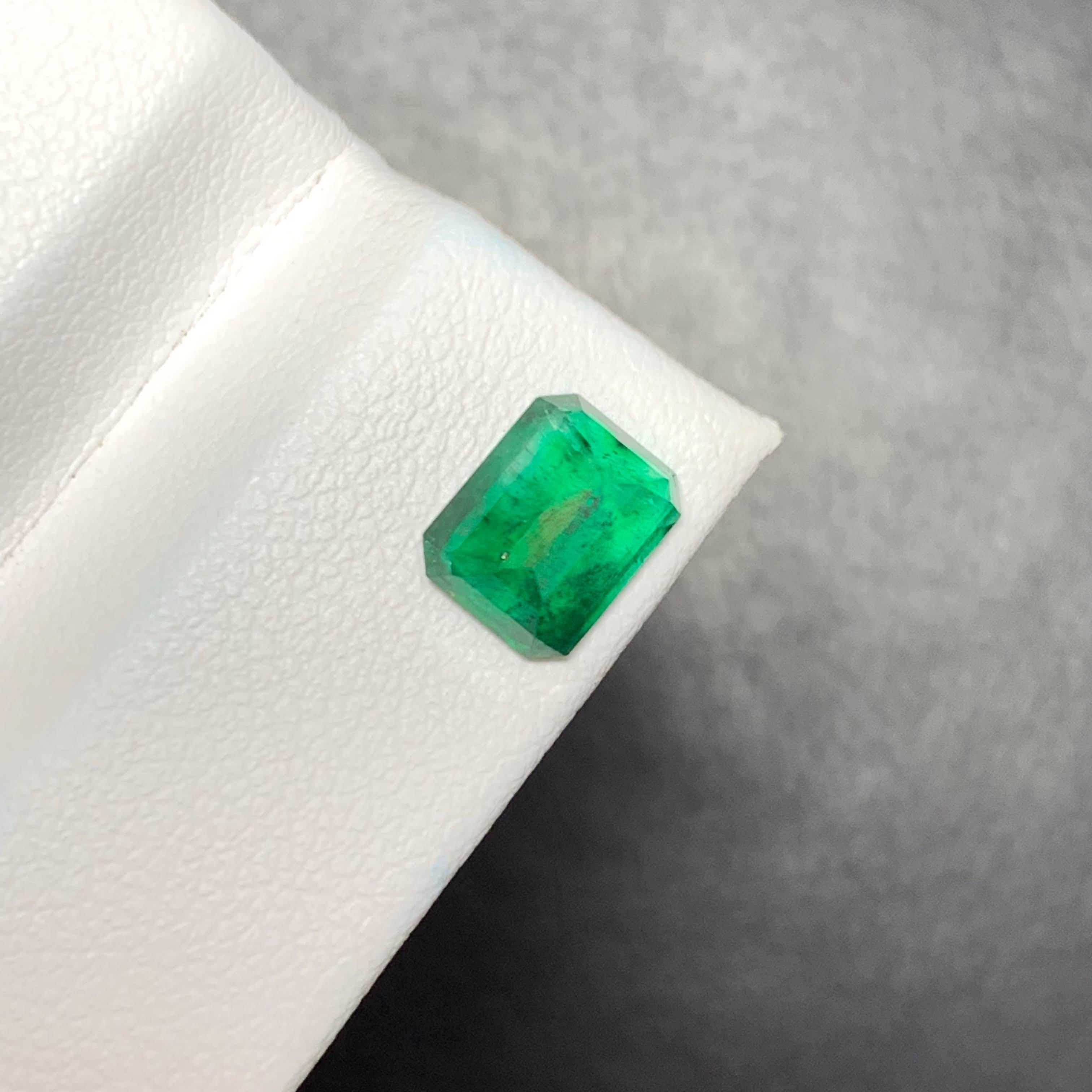 1,40 Karat Loser Lebendiger Grüner Smaragd Stein Smaragd Schliff Edelstein Aus Swat Pakistan (Moderne) im Angebot