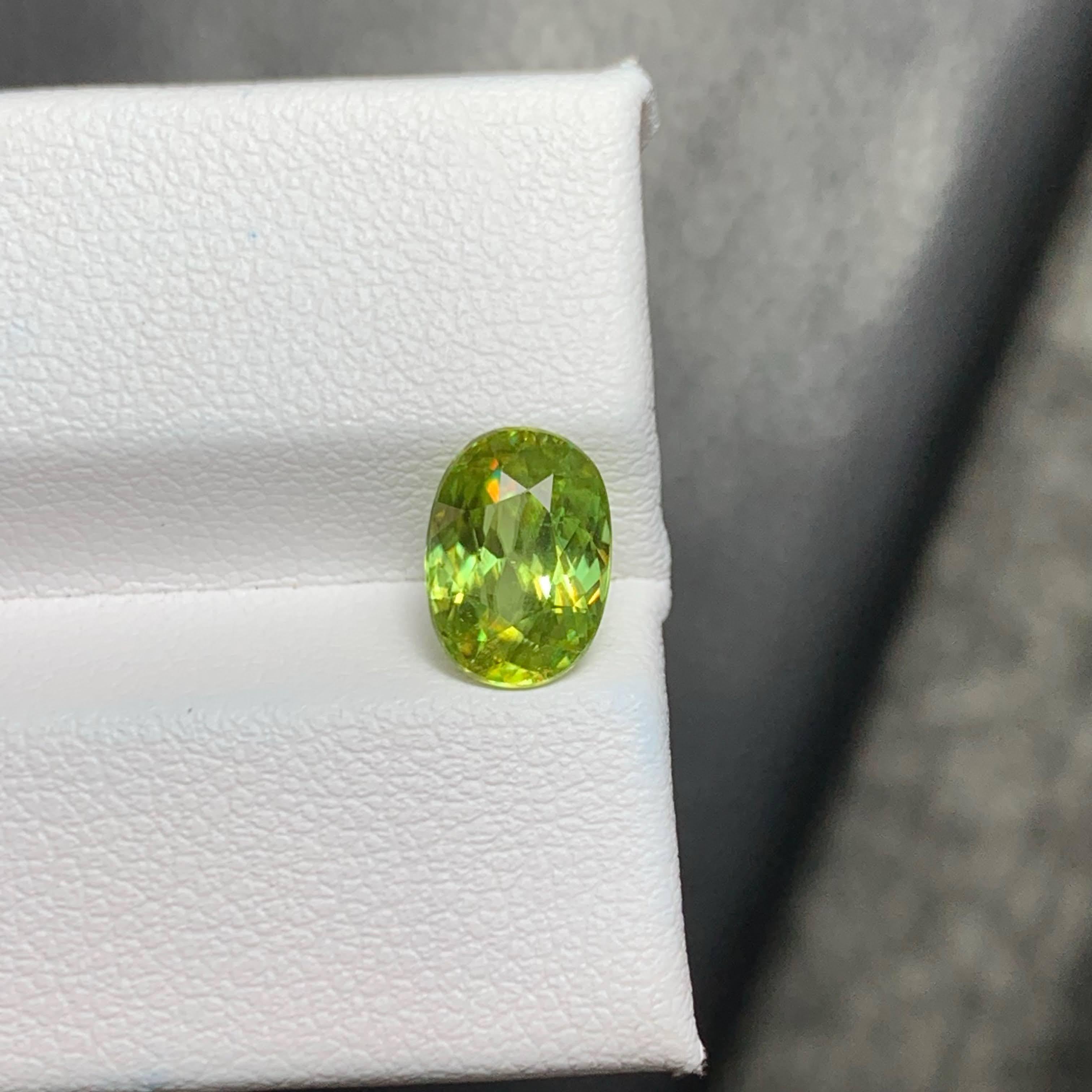 2,00 Karat loser natürlicher Sphene Stein Oval geformt Madagaskars Edelstein für Damen oder Herren im Angebot
