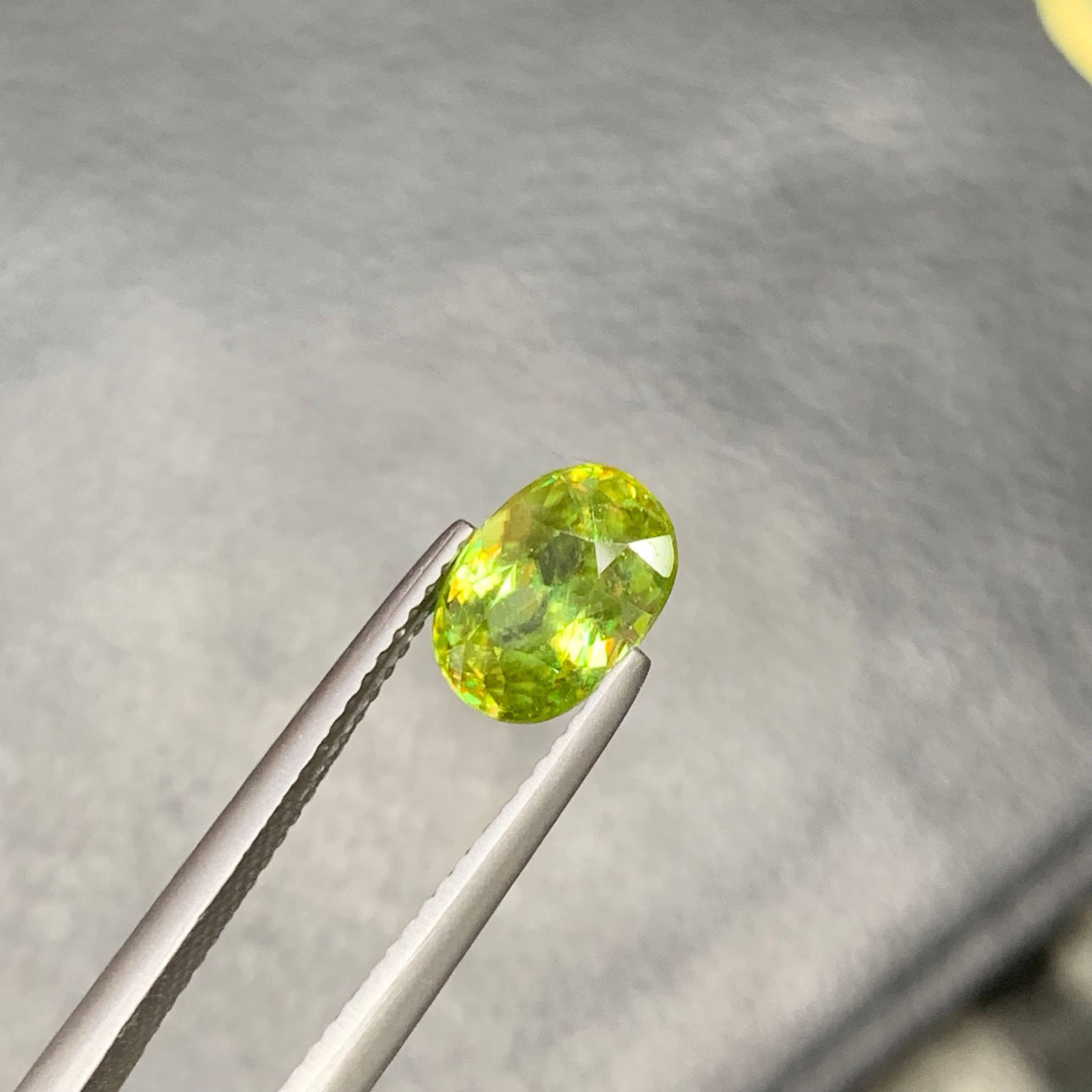 2,00 Karat loser natürlicher Sphene Stein Oval geformt Madagaskars Edelstein im Angebot 2