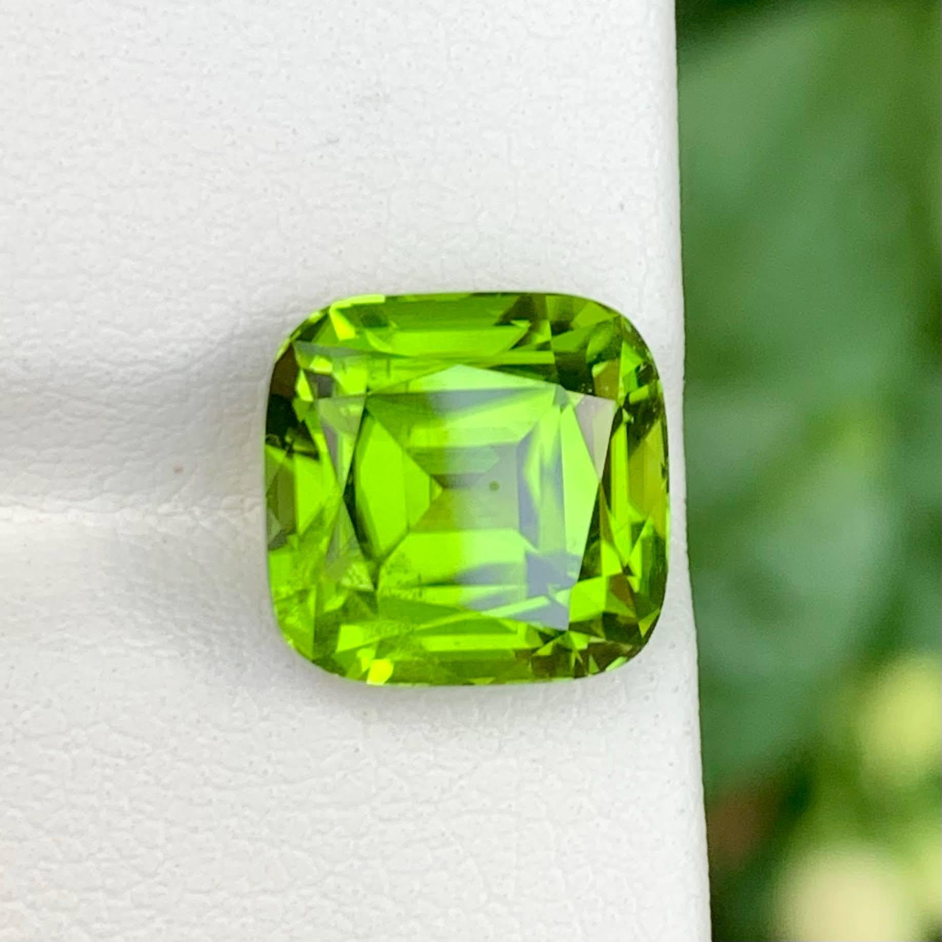 Poids 6,35 carats
Dimensions 10.2x9.9x7.5mm
Traitement Aucun
Origine : Pakistan 
Clarté VVS
Forme Coupe Coussin 
NA



Cette pierre précieuse péridot naturelle de 6,35 carats est une expression radieuse de la fraîcheur de la nature, avec une teinte