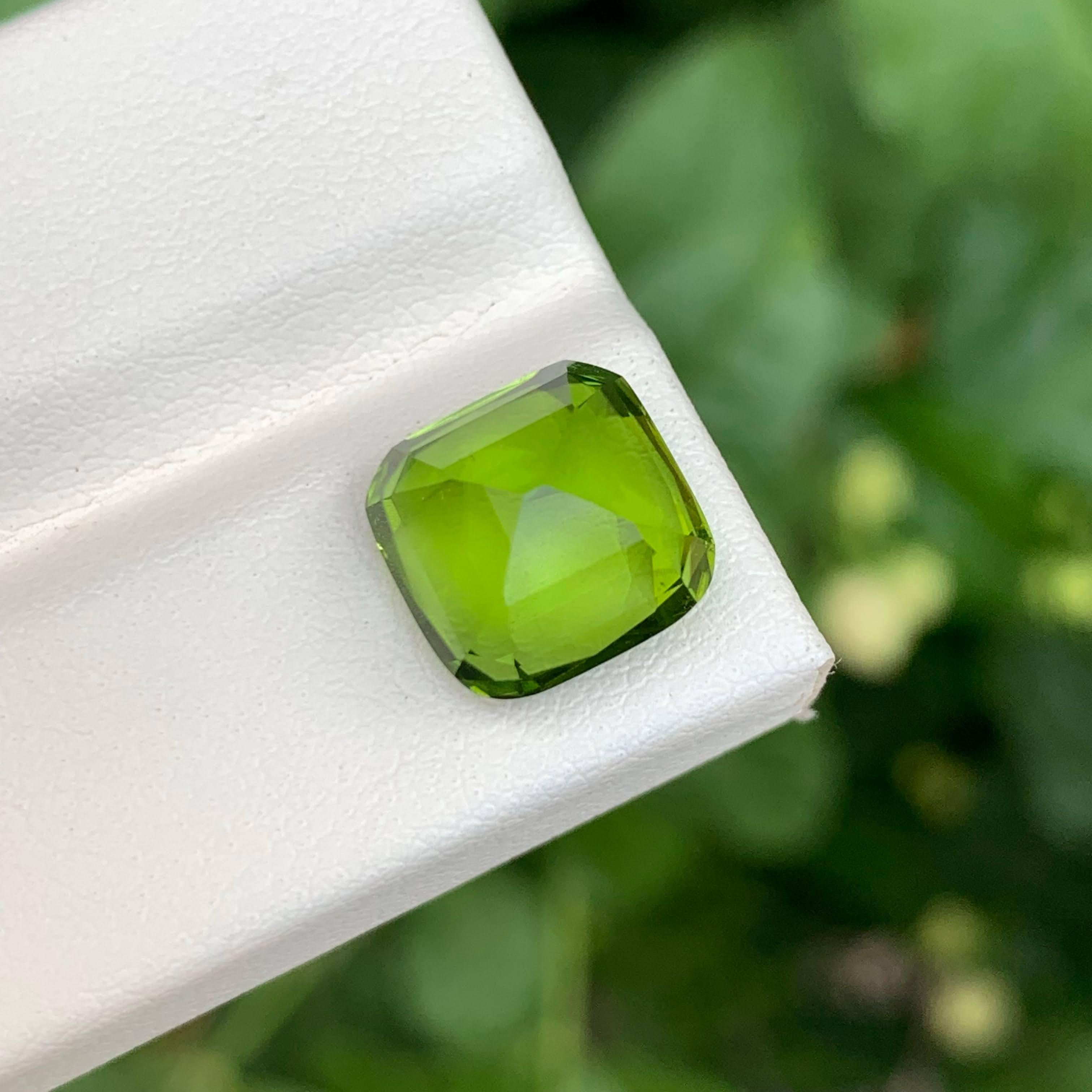 Moderne 6.35 Carat Loose Apple Green Peridot Cushion Cut Natural Pakistani Gemstone (péridot vert pomme taillé en coussin) en vente