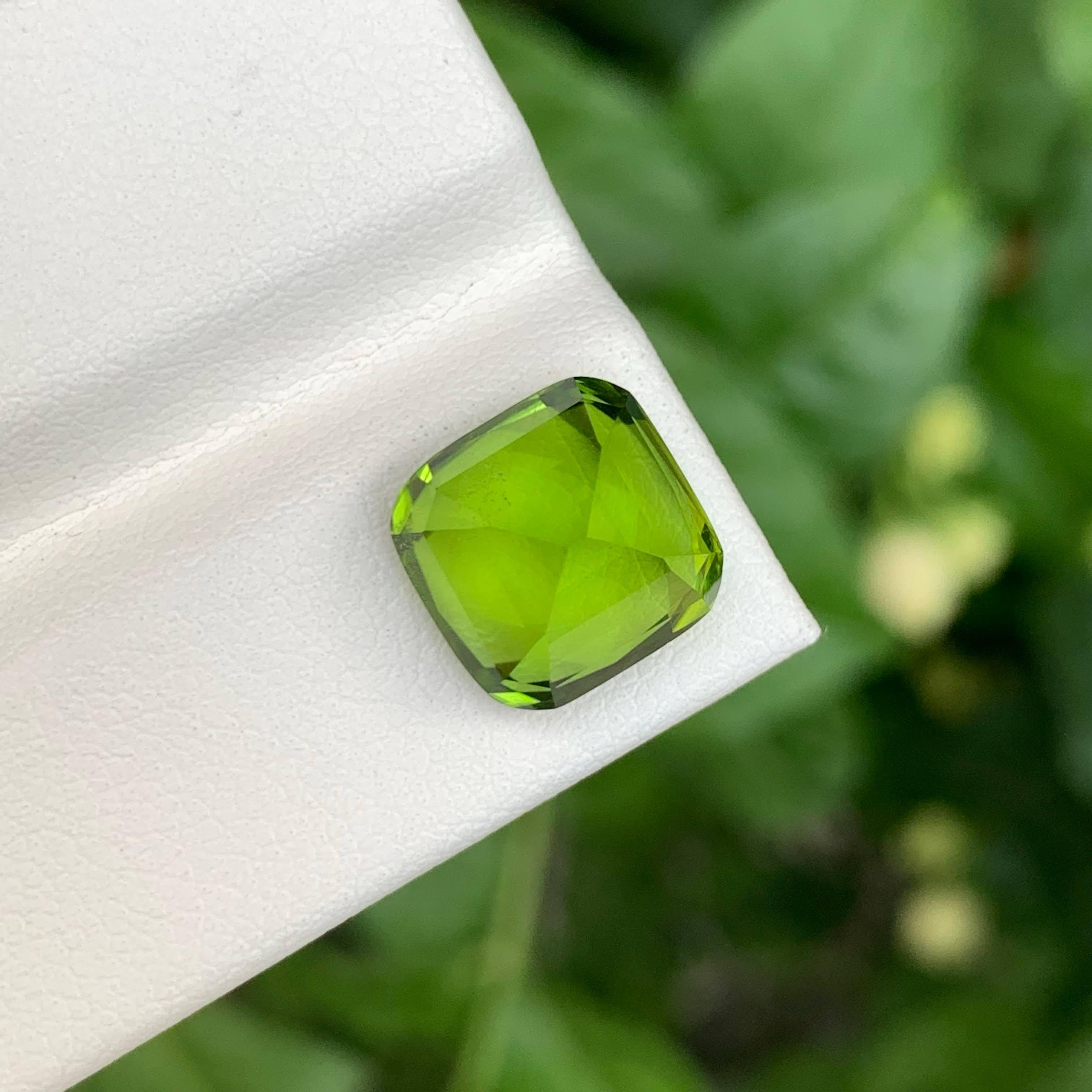 Taille coussin 6.35 Carat Loose Apple Green Peridot Cushion Cut Natural Pakistani Gemstone (péridot vert pomme taillé en coussin) en vente