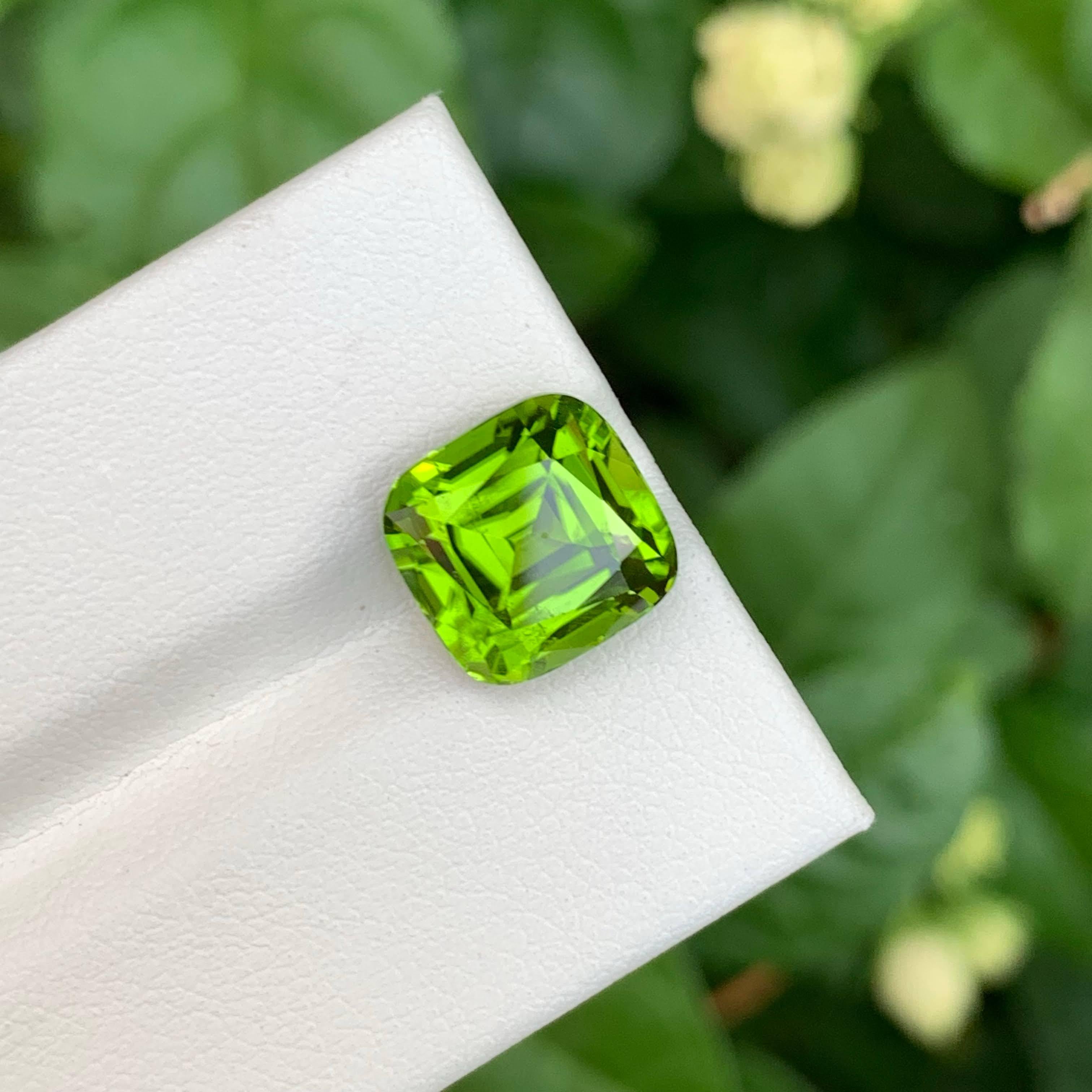 6.35 Carat Loose Apple Green Peridot Cushion Cut Natural Pakistani Gemstone (péridot vert pomme taillé en coussin) Neuf - En vente à Bangkok, TH