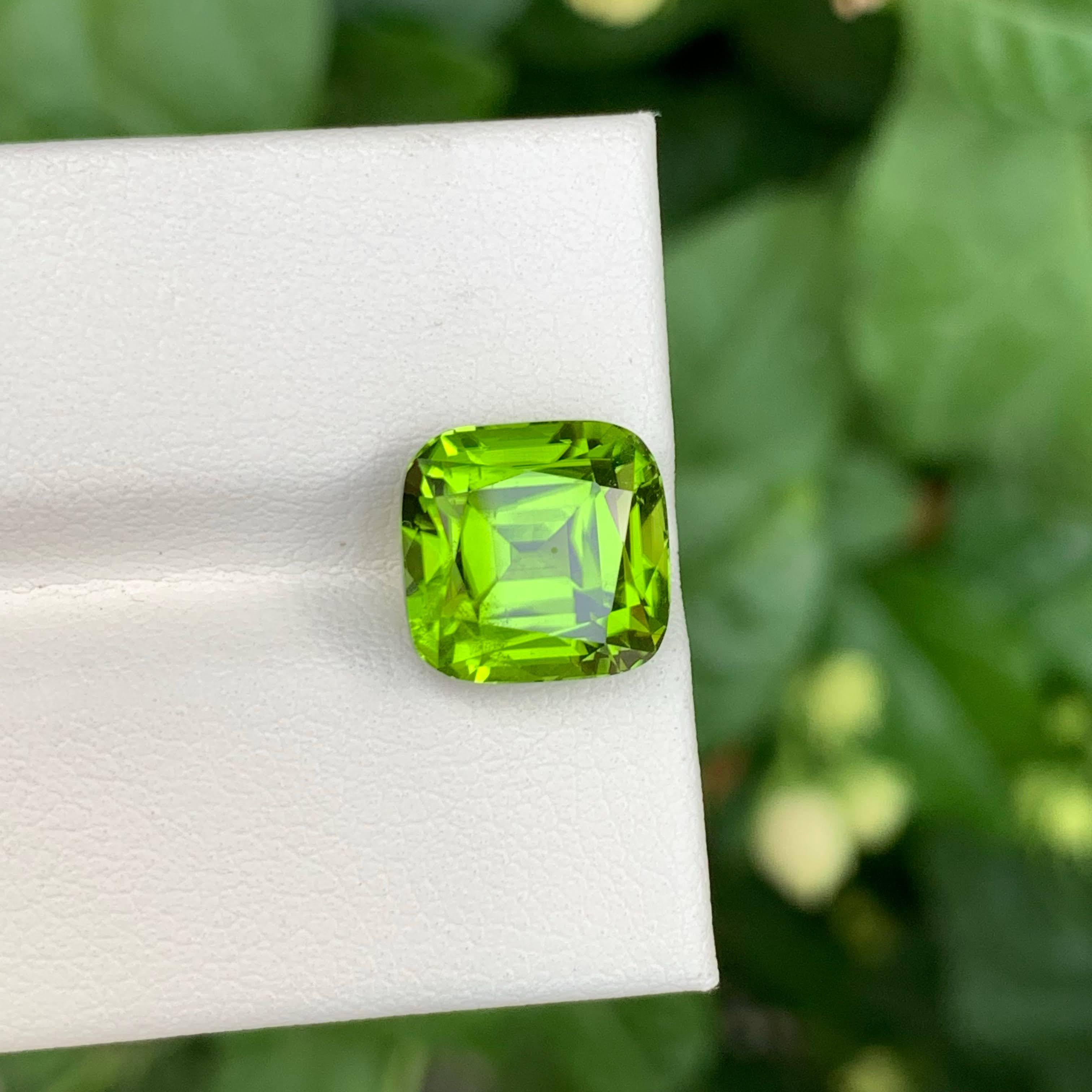 6.35 Carat Loose Apple Green Peridot Cushion Cut Natural Pakistani Gemstone (péridot vert pomme taillé en coussin) Unisexe en vente
