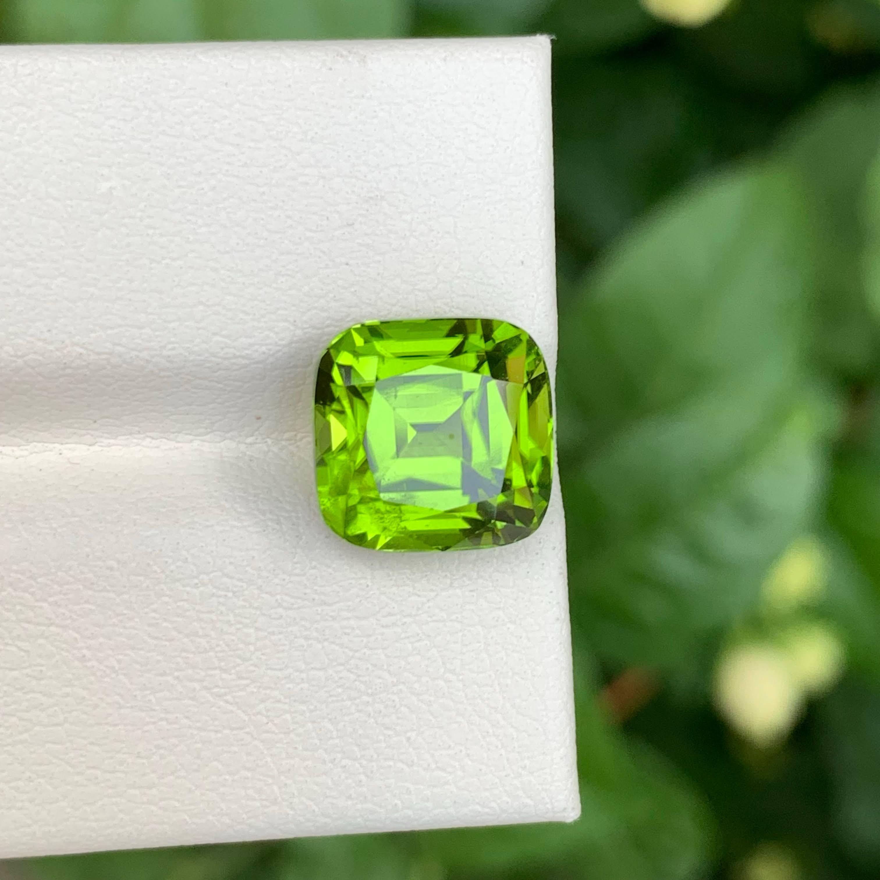 6.35 Carat Loose Apple Green Peridot Cushion Cut Natural Pakistani Gemstone (péridot vert pomme taillé en coussin) en vente 3