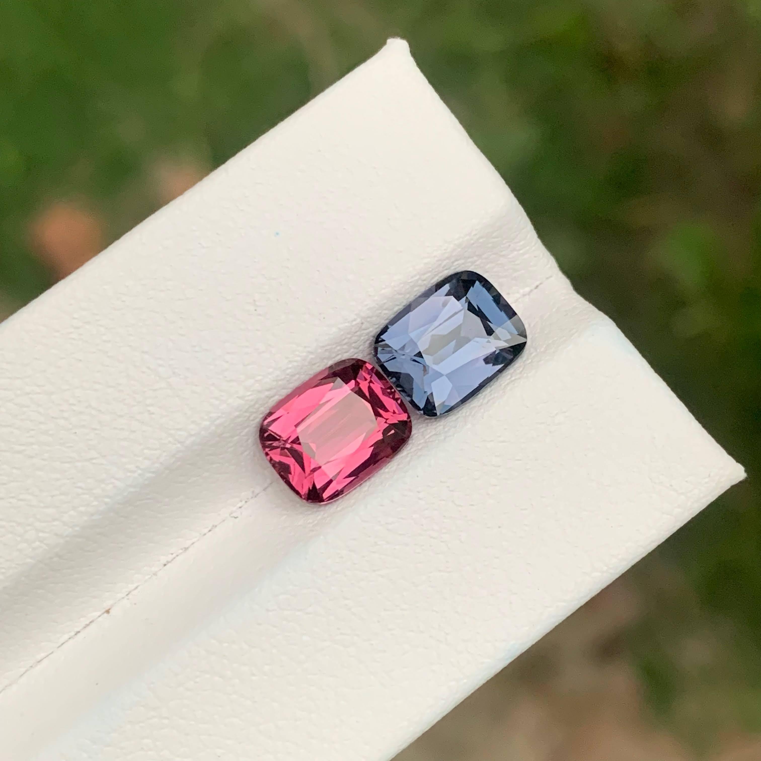 Moderne 4.96 Carat Loose Opposite Color Spinel Pair Cushion Cut Natural Tanzanian Gems en vente