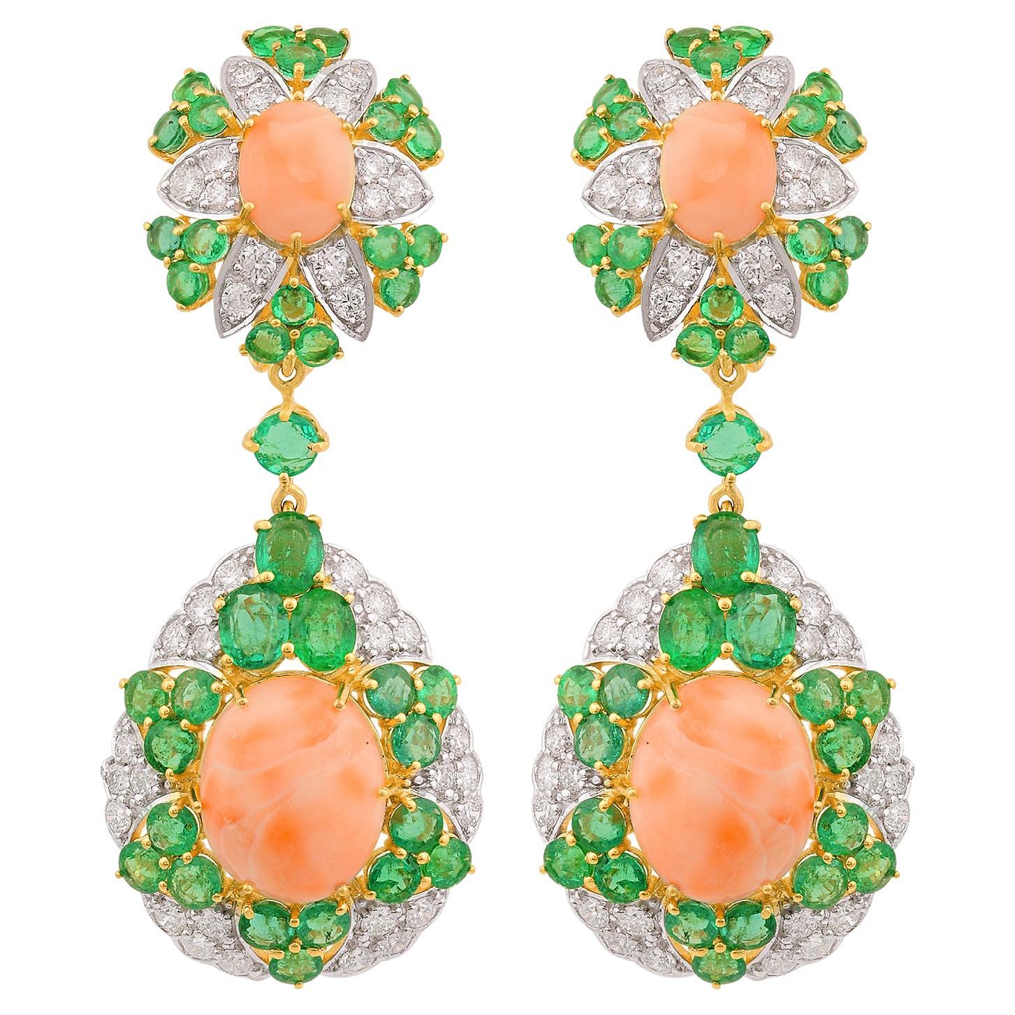 Pendants d'oreilles en corail, pierres précieuses naturelles et émeraudes en or jaune 18 carats et diamants