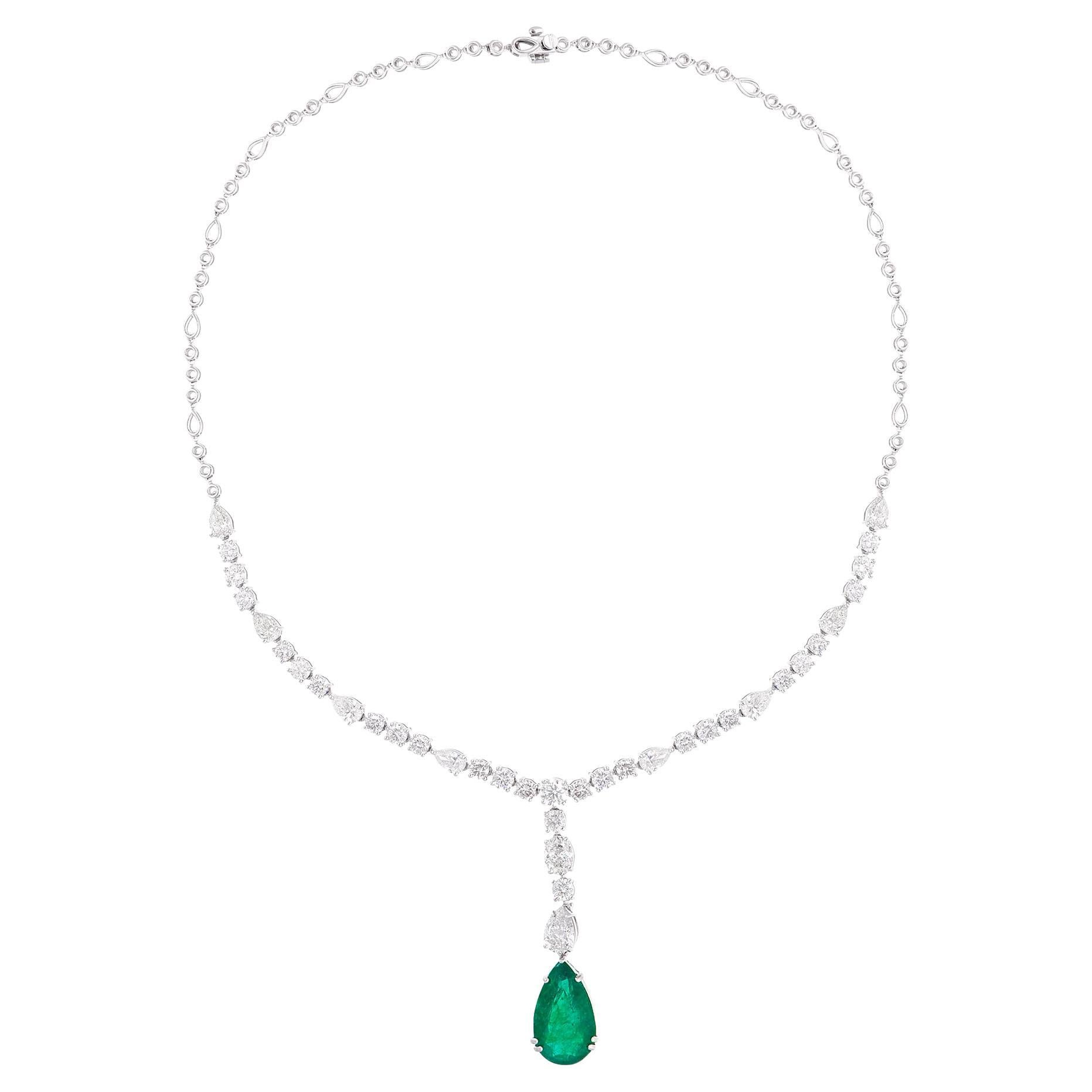 Collana di smeraldi naturali dello Zambia a forma di pera con diamanti in oro bianco 18 carati