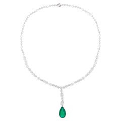 Collana di smeraldi naturali dello Zambia a forma di pera con diamanti in oro bianco 18 carati