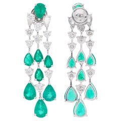 Boucles d'oreilles lustre en or blanc 18 carats avec diamants et pierres précieuses poires et émeraudes