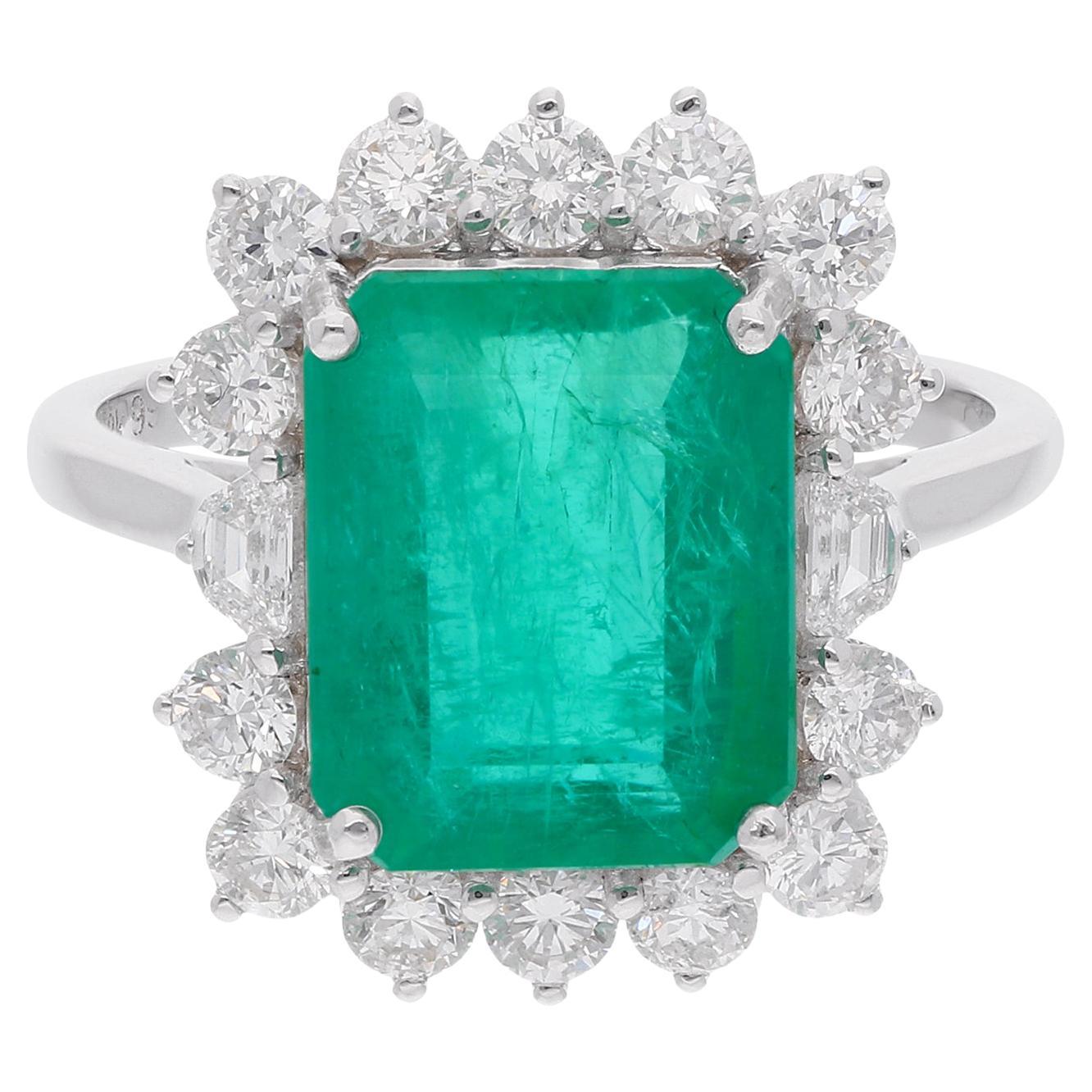Bague cocktail en or blanc 18 carats sertie d'émeraudes naturelles et de diamants