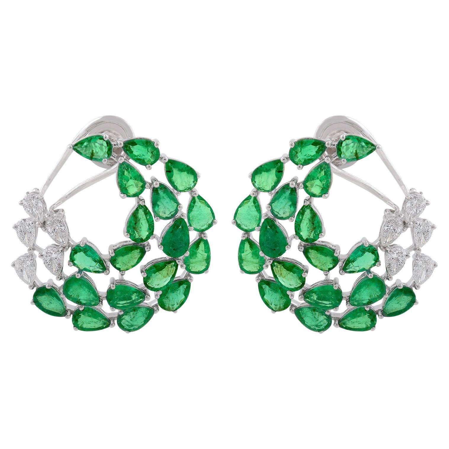 Boucles d
oreilles pendantes en forme de croissant de lune en or blanc 18 carats avec diamant, poire et émeraude en vente