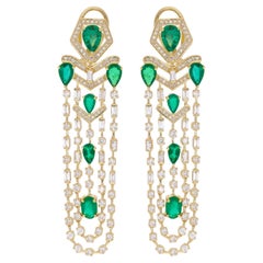Boucles d'oreilles lustre en or jaune 18 carats avec pierres précieuses (émeraudes) ovales et rondes.