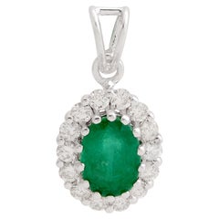 Ovaler natürlicher Smaragd-Charm-Anhänger mit Pavé-Diamant-Anhänger 14k Weißgold