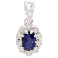 Pendentif breloque en or blanc 14 carats avec saphir bleu ovale naturel et diamants