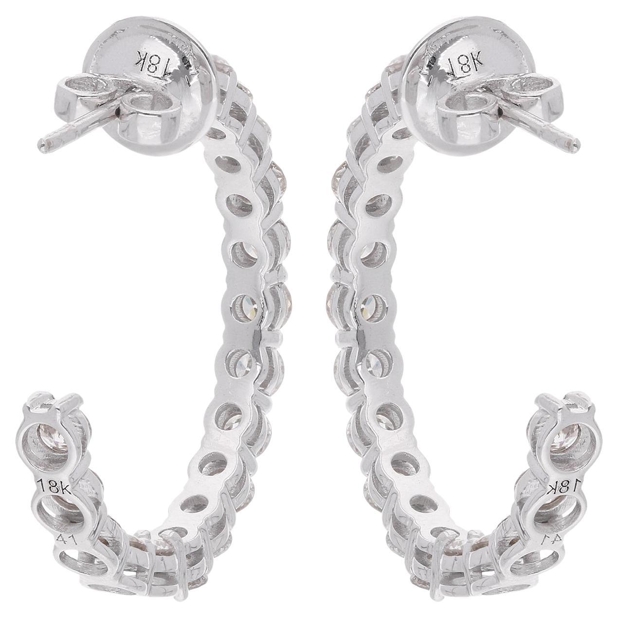 Améliorez votre look de tous les jours avec ces superbes anneaux en diamant. Ces boucles d'oreilles sont fabriquées de manière experte en or massif 18 carats et présentent un demi-cercle avec une fermeture à pression. Les boucles d'oreilles sont