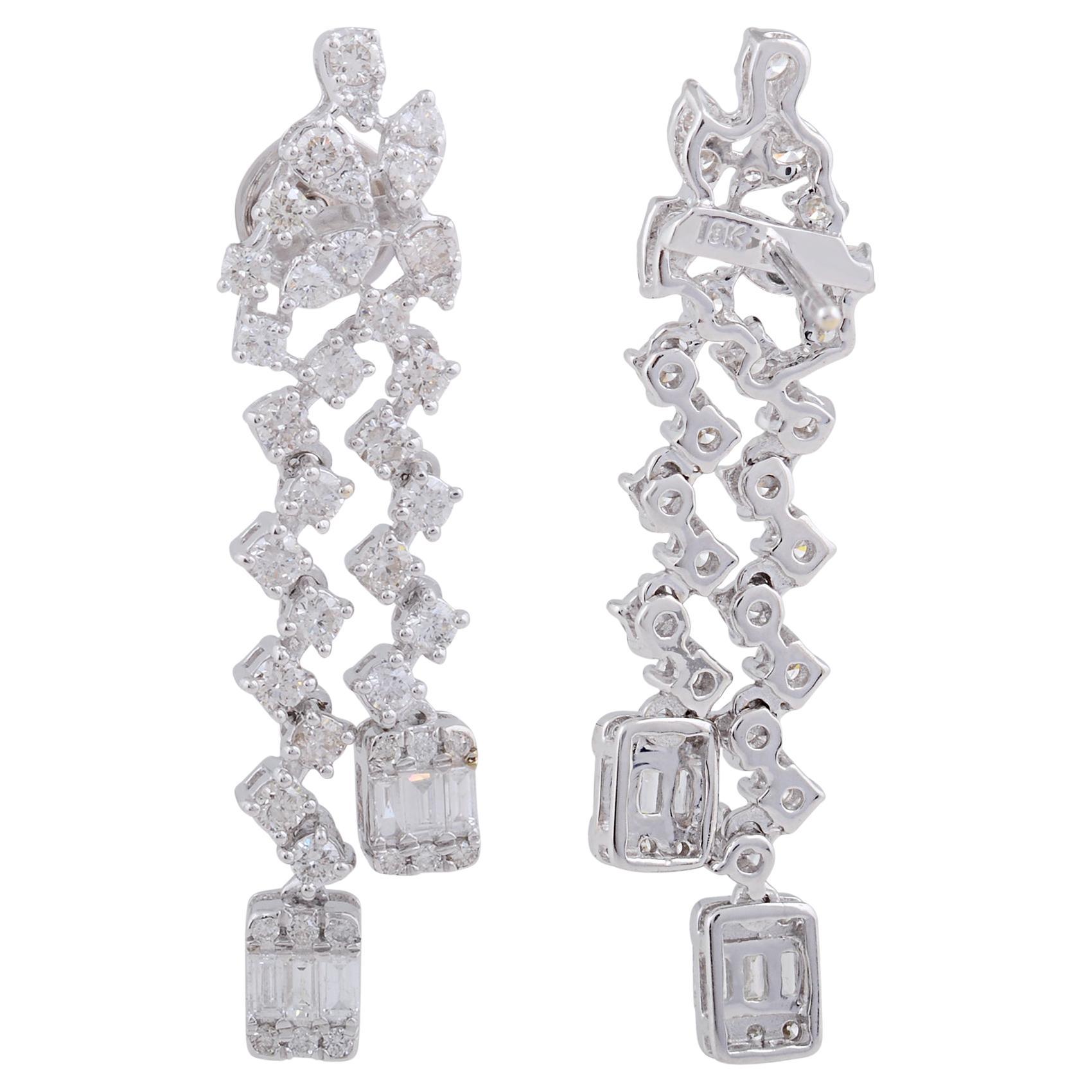 Boucles d'oreilles pendantes en or blanc 18 carats 3.00 carats Baguette Diamant rond