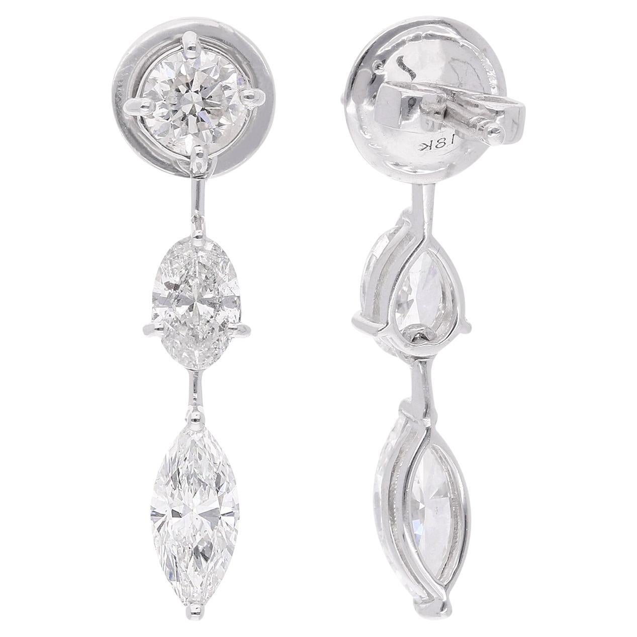 Boucles d'oreilles pendantes en or blanc 18 carats avec diamants ovales et ronds.