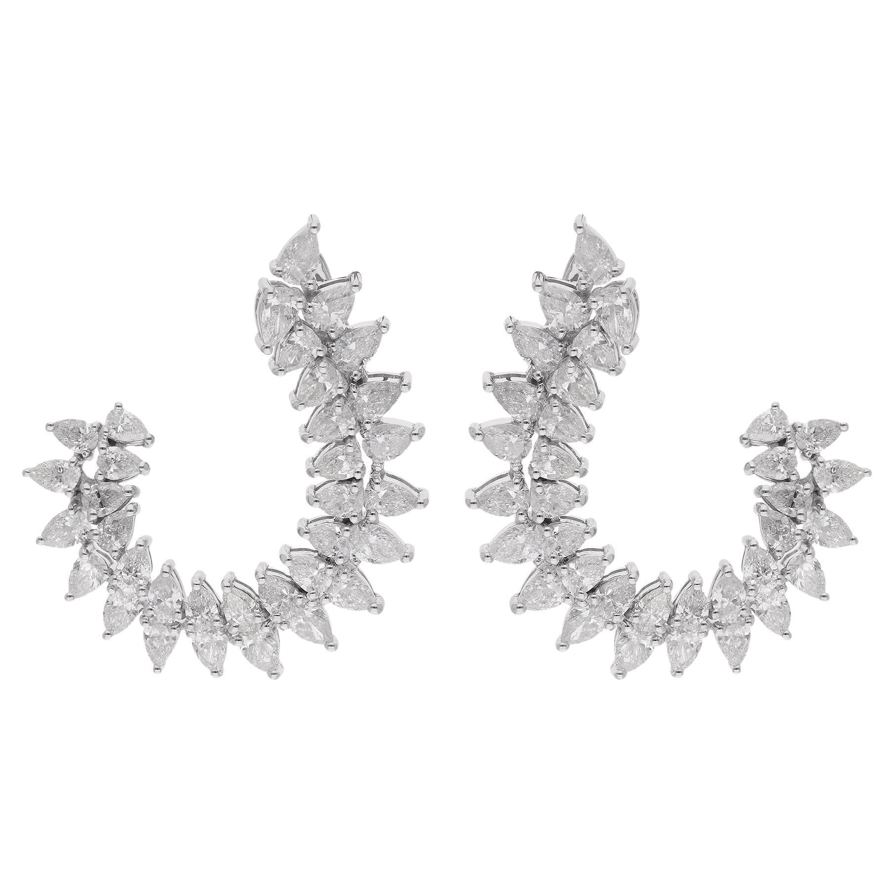 Los diamantes suelen engastarse en oro blanco de 18 quilates, que proporciona un fondo lujoso y complementario a los diamantes. El oro blanco es una elección popular en joyería fina por su aspecto lustroso y su capacidad para realzar el brillo de