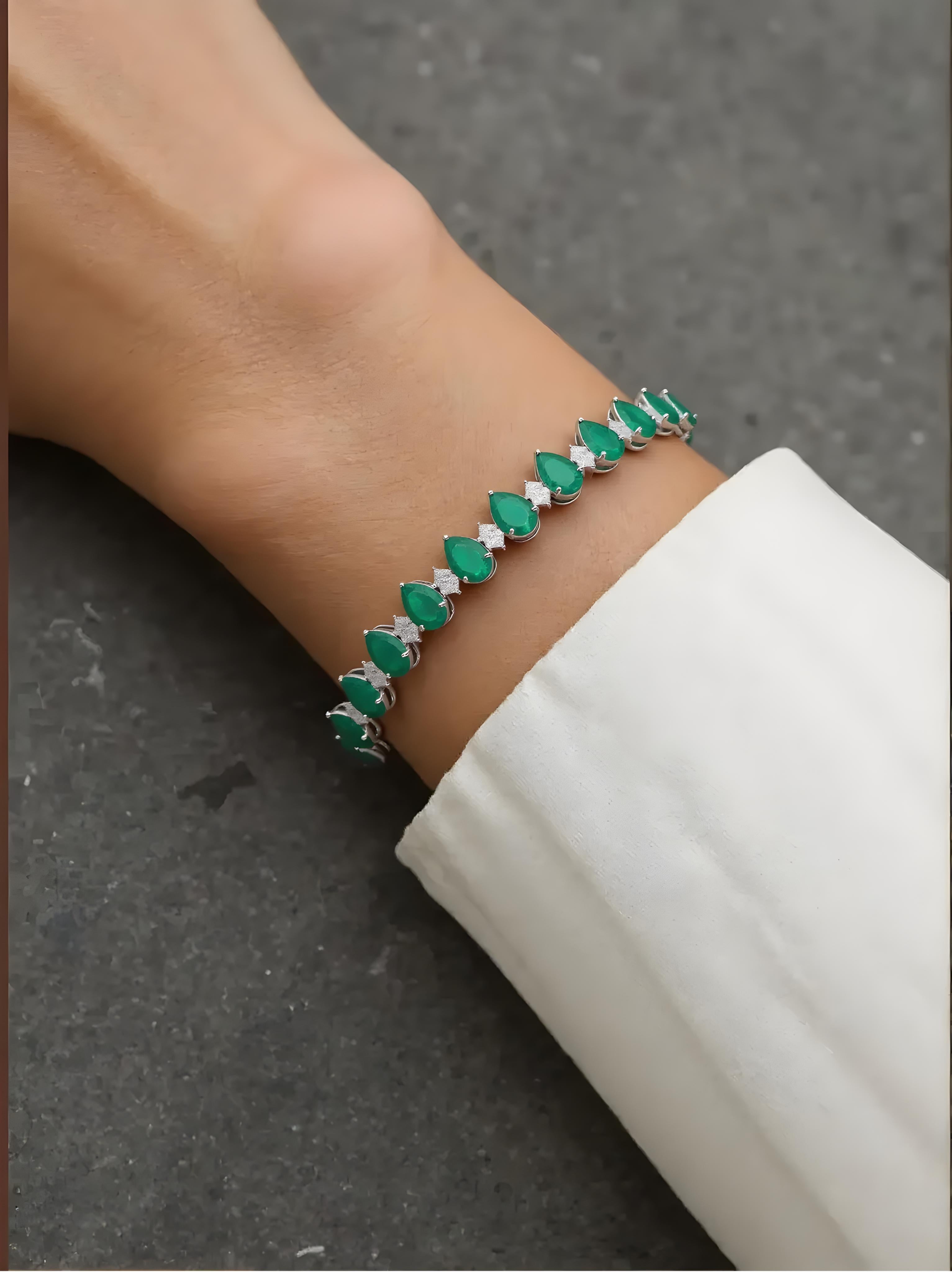 Bracciale di smeraldo dello Zambia con pera e diamante in oro bianco 14 carati Gioielli di pregio In condizioni Nuovo in vendita a Diera, Dubai