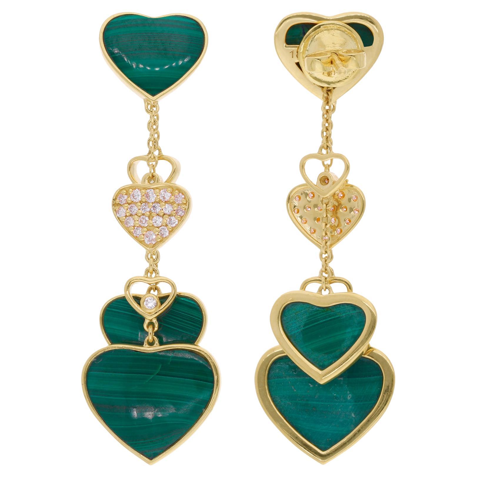 Boucles d
oreilles pendantes en or jaune 18 carats avec diamants et pierres de malachite.