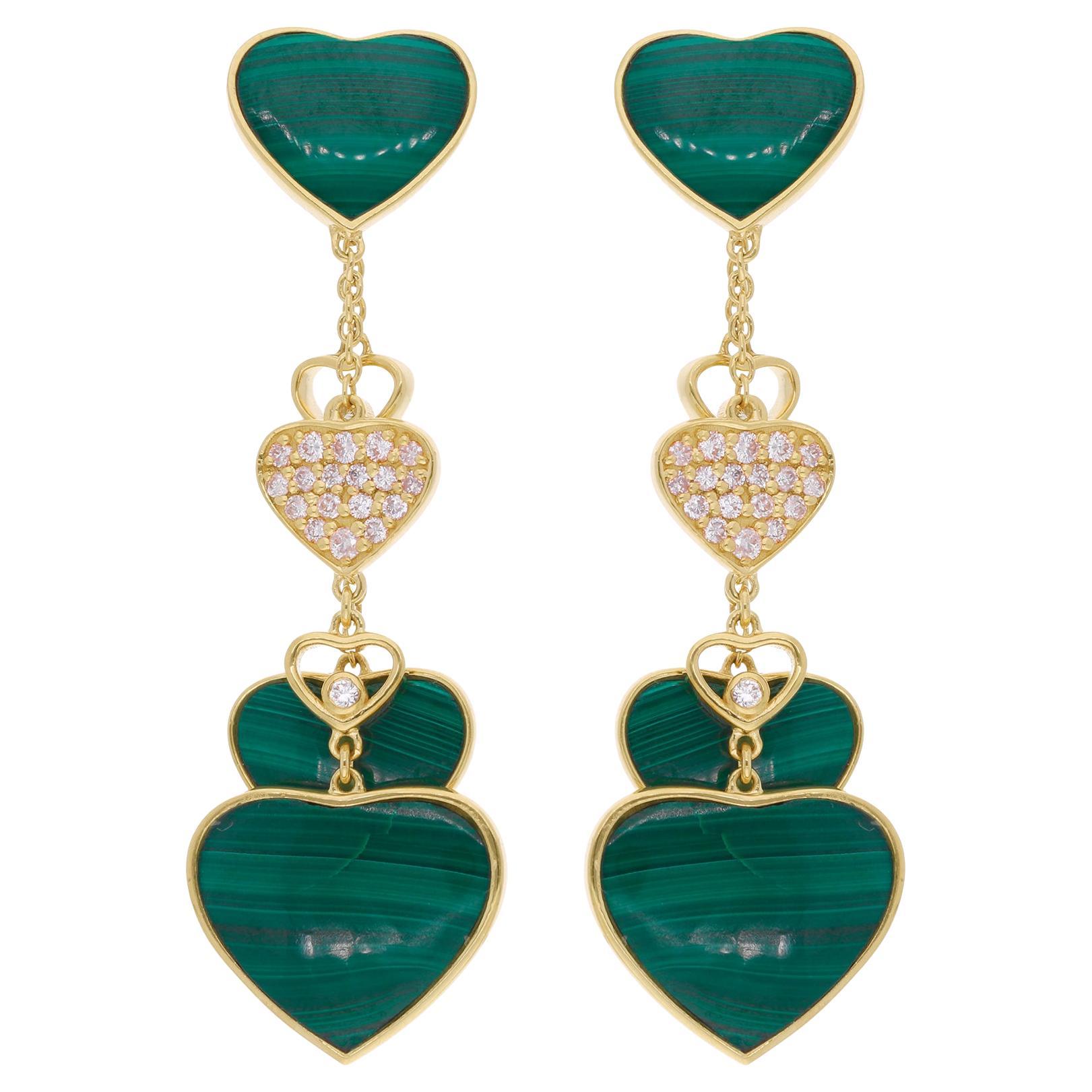 Boucles d
oreilles pendantes en or jaune 14 carats avec diamants et pierres de malachite.