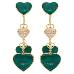 Boucles d
oreilles pendantes en or jaune 14 carats avec diamants et pierres de malachite.