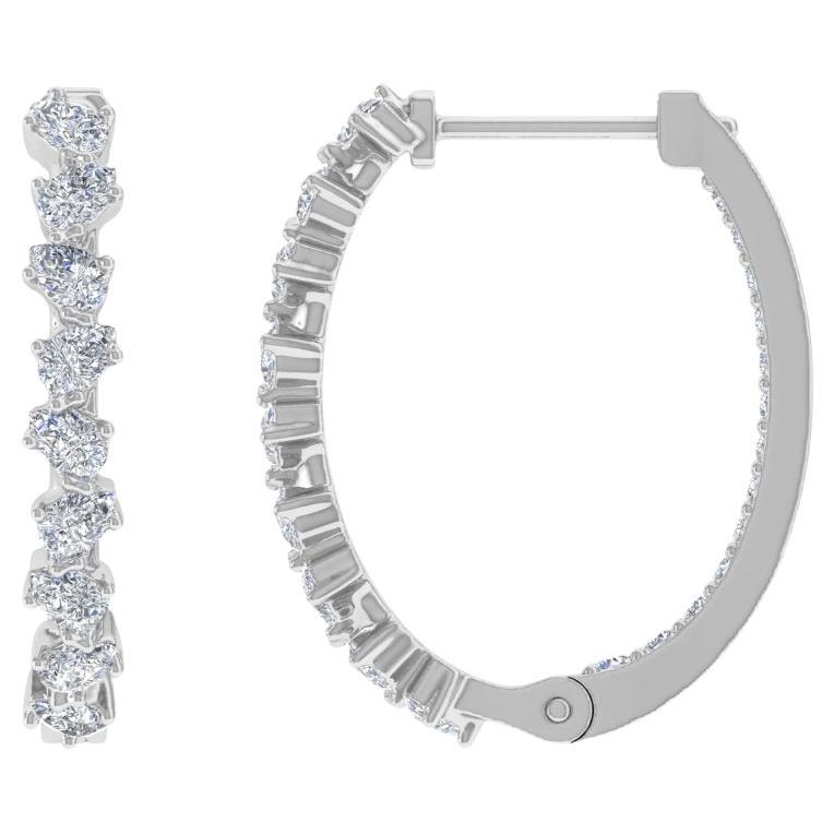 Lasciati conquistare dall'eleganza senza tempo di questi orecchini a cerchio con diamanti tondi a pera Natural Elegance, meticolosamente realizzati a mano in radioso oro bianco 14 carati. Questo squisito paio di gioielli fatti a mano è una