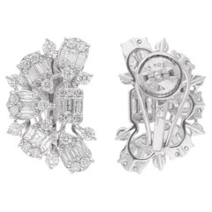 Boucles d
oreilles artisanales en or blanc 18 carats avec diamants baguettes et ronds de 2 carats