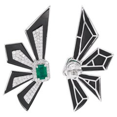 Boucles d
oreilles de créateur en or blanc 18 carats avec émeraude de Zambie et onyx noir pavé de diamants