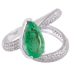 Bague artisanale en or blanc 18 carats sertie d'émeraudes de Zambie pavées de diamants