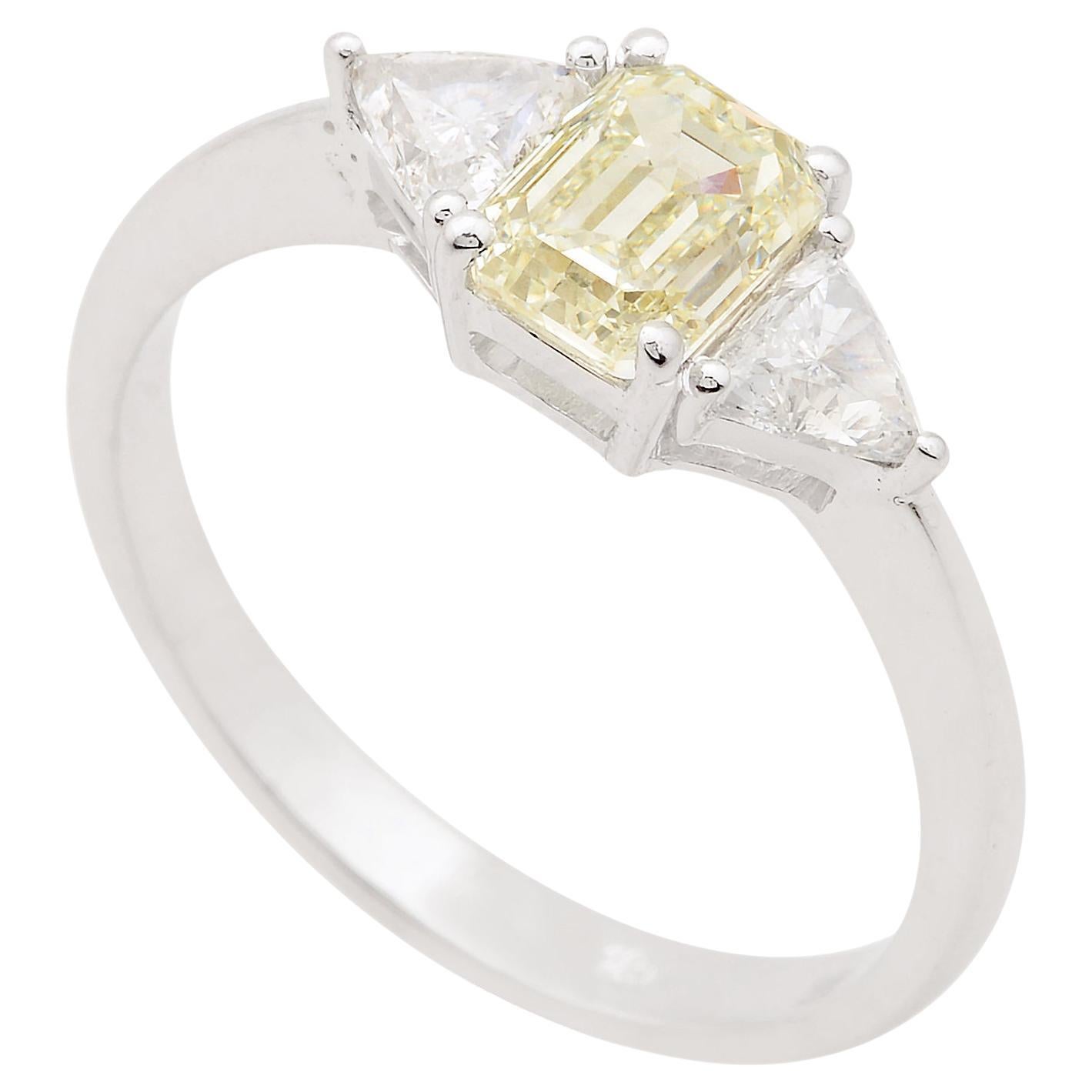 Bague de pureté SI couleur trillion et diamant taille émeraude en or blanc 18 carats