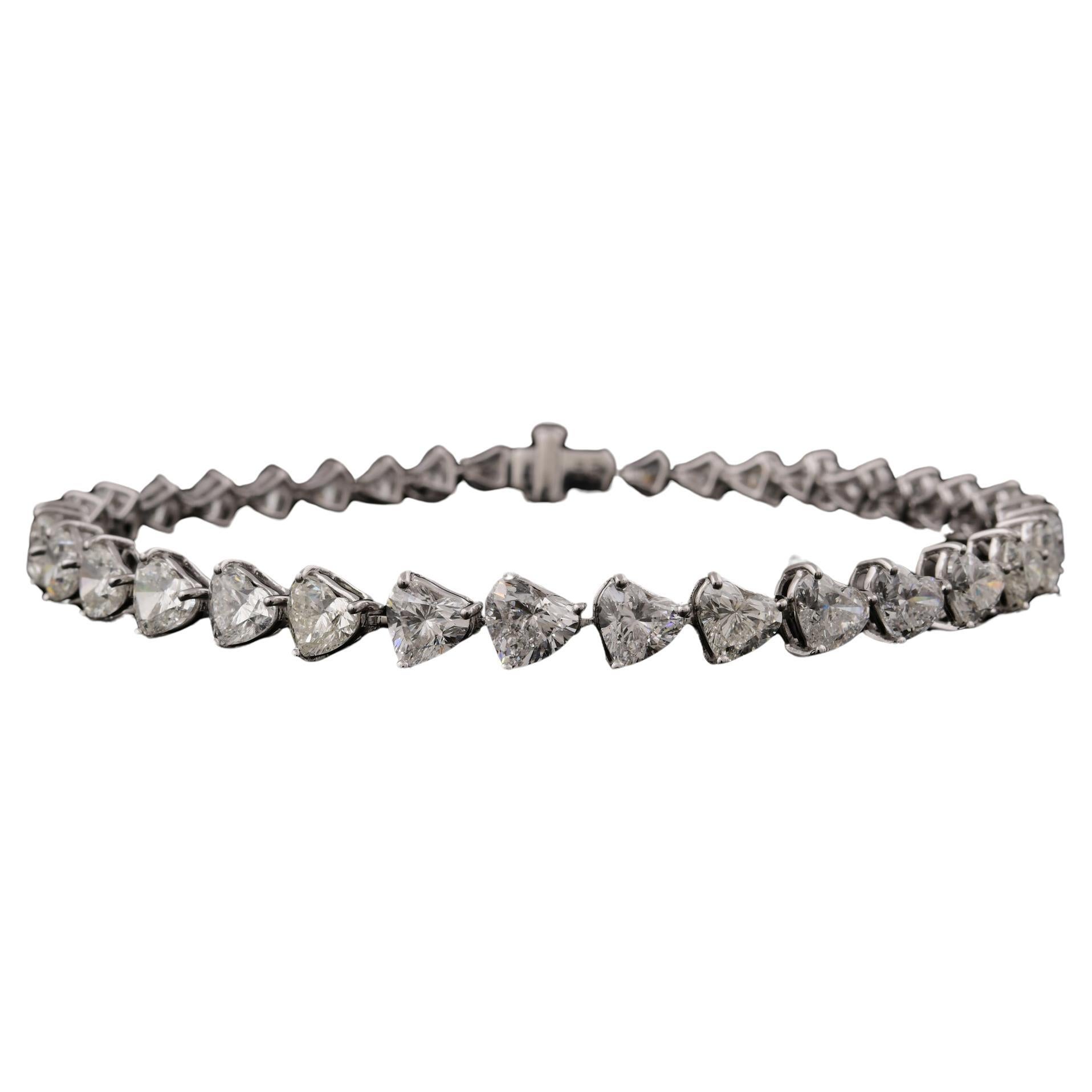 Bracelet tennis en or blanc 18 carats avec diamants en forme de cœur de 10,4 carats de pureté SI