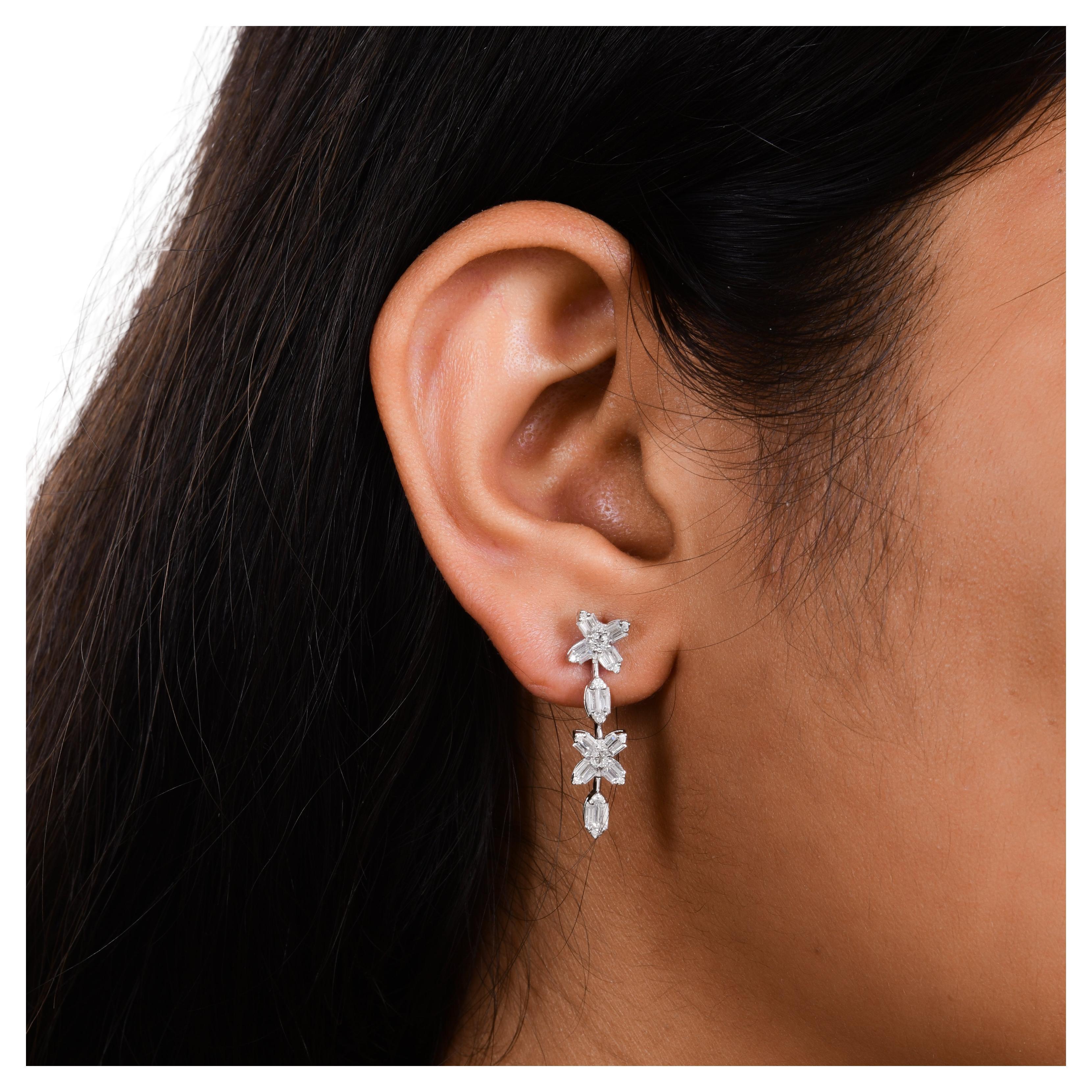 Ohrhänger aus 14 Karat Weißgold mit natürlichem 0,80 Karat Baguette- und rundem Diamanten im Angebot