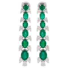 Orecchini a pendente con smeraldo ovale da 7,65 carati Diamante a pera da 2,70 carati Oro bianco 18k