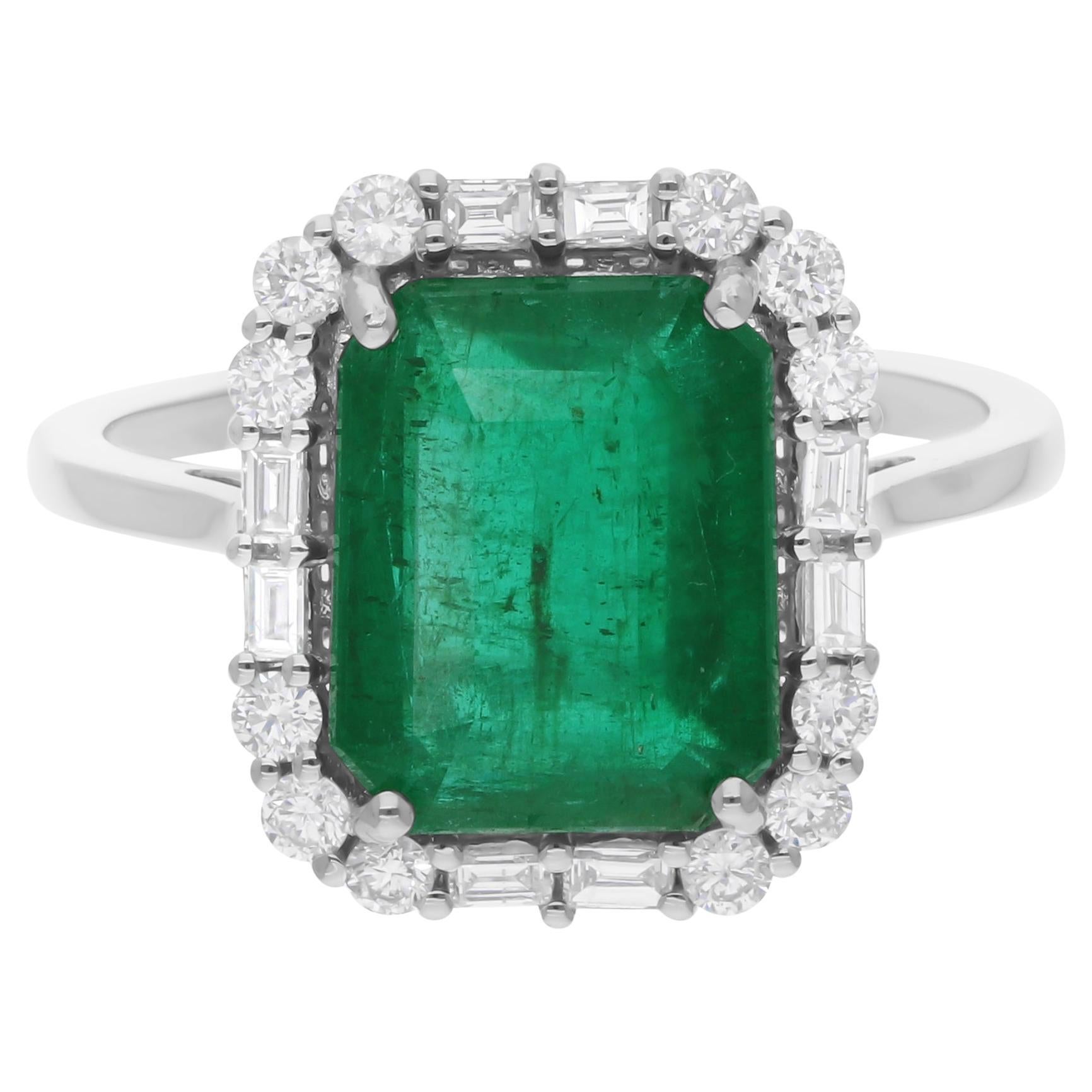 Esmeralda zambiana real de 3,47 quilates Anillo de cóctel Diamante de 0,47 quilates Oro blanco de 18 quilates