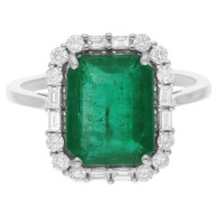 Esmeralda zambiana real de 3,47 quilates Anillo de cóctel Diamante de 0,47 quilates Oro blanco de 18 quilates